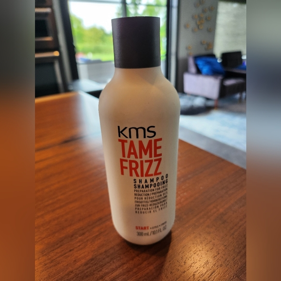 - 💧 Instant Smooth – KMS Frizz Control Shampoo Brand New - Picture 2 of 4